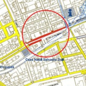 Inicis d'obres a la vorera del carrer Monturiol