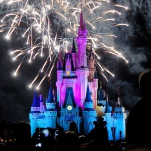 Aniràs a Disneyland París comprant als establiments de Comerç Figueres!